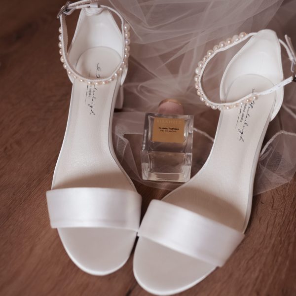 VT_Hochzeiten_und_Events_Annelie._fotografiert_Schuhe_parfum