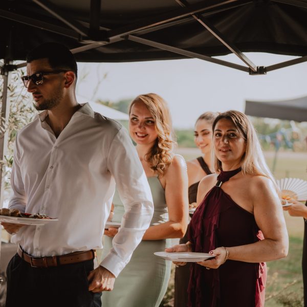 VT_Hochzeiten_und_Events_FliegerhuettebyFloGourmet_CharismaEventGmbH_Buffett_Gaeste