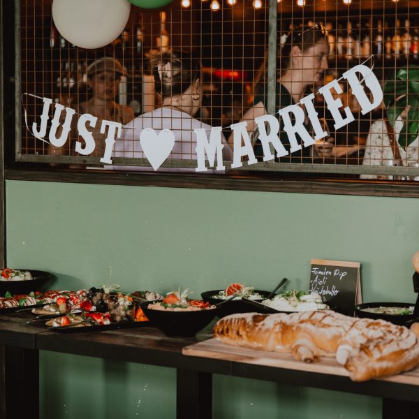 VT_Hochzeiten_und_Events_FliegerhuettebyFloGourmet_CharismaEventGmbH_Buffett_JustMarried