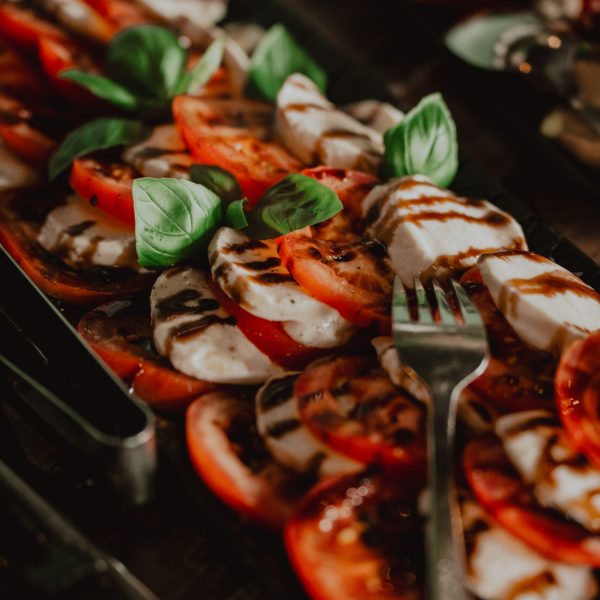 VT_Hochzeiten_und_Events_FliegerhuettebyFloGourmet_CharismaEventGmbH_Buffett_TomateMozzarella