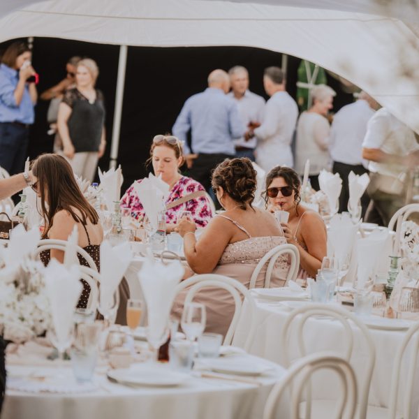 VT_Hochzeiten_und_Events_FliegerhuettebyFloGourmet_CharismaEventGmbH_Tische