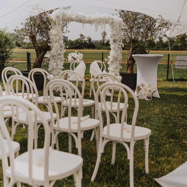 VT_Hochzeiten_und_Events_TraudesignsTrauungen_freezeclicks_Fliegerhütte_FreieTrauung_Bogen