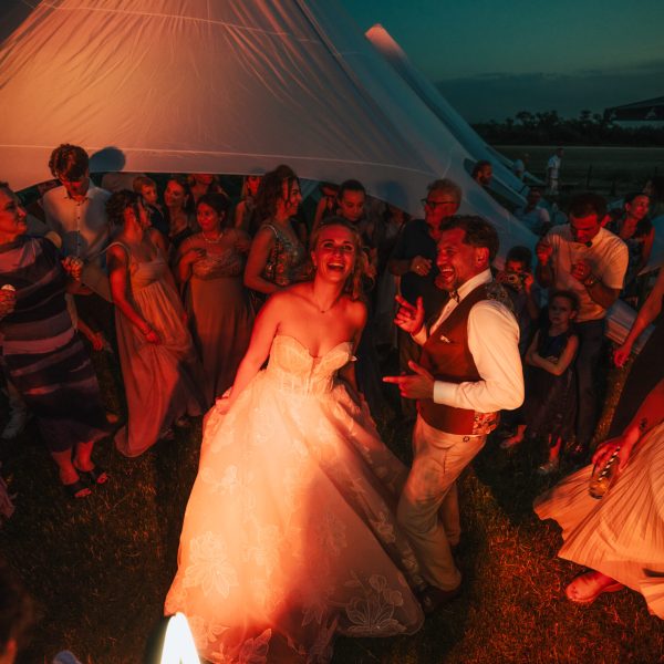 VT_Hochzeiten_und_Events_freezeclicks_Fliegerhütte_Party_Brautpaar